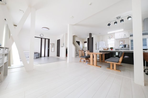 整理されたリビングに家族が集まる様子