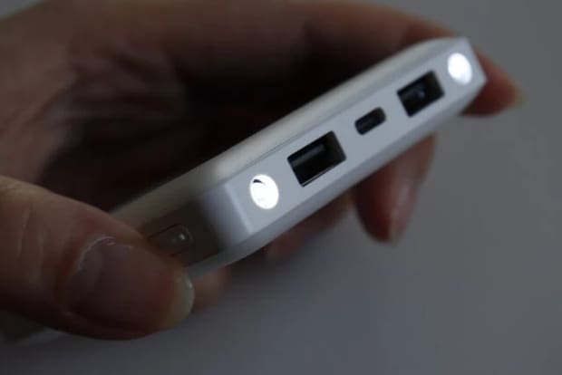 ダイソー　ソーラー充電モバイルバッテリー5000mAh　使用例　LEDライト