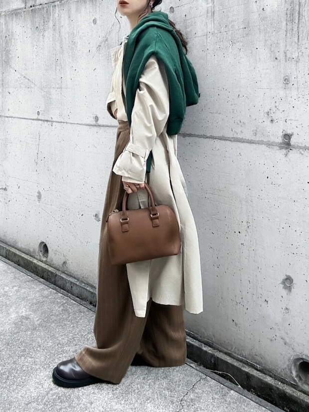 2026春大人女性おすすめ肩掛けトレンチコーデ