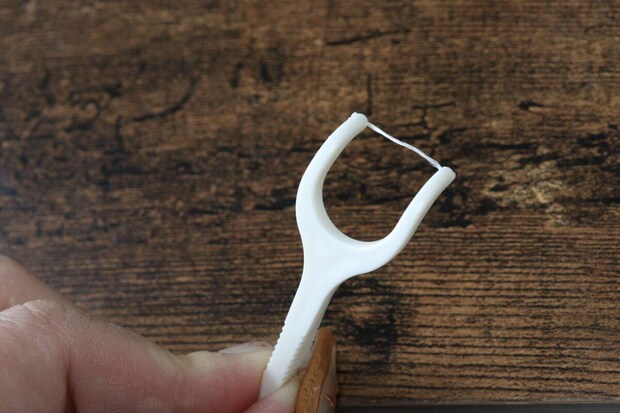 Y字型糸つきようじ(14本) サイズ感 Y字型糸つきようじ(14本) サイズ感