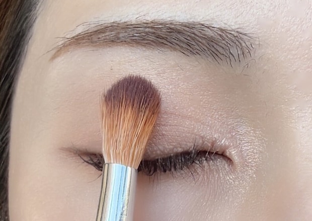 アイシャドウブラシでアイシャドウを塗る