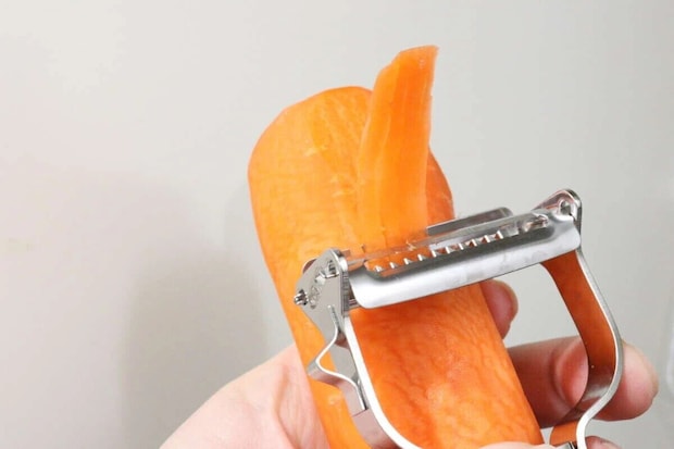 ダイソー　オールステンレス2WAYピーラー（千切り＆ピーラー）　使用例　千切り