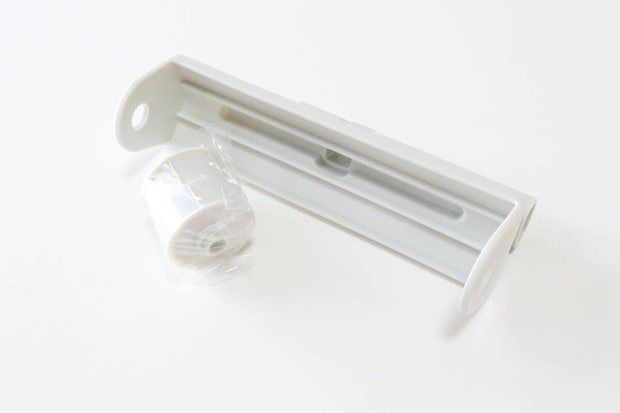 ダイソーの立てて置けるカーペットクリーナーホルダー 幅160mm用のセット内容