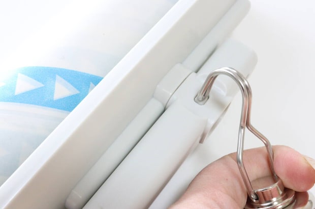 ダイソー 立てて置けるカーペットクリーナーホルダー 幅160mm用 ダイソーの立てて置けるカーペットクリーナーホルダーのストッパーの外し方