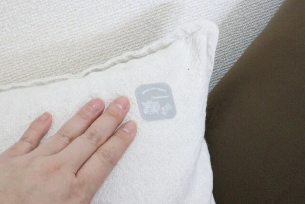 ダイソー　枕に貼るアロマシール（白檀、18枚）　パッケージ　使用例