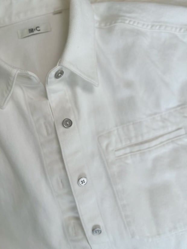 ユニクロデニムリラックスシャツジャケット　メタルボタン部分