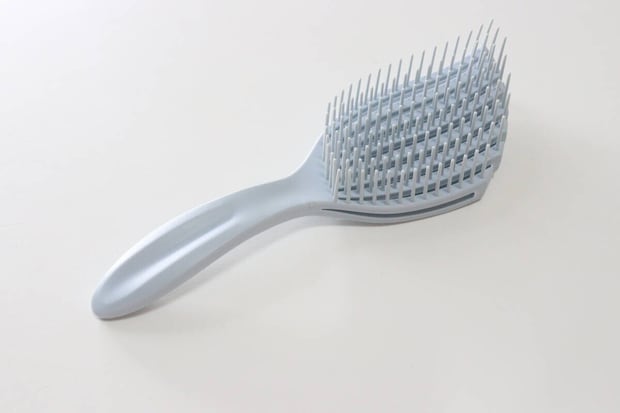 頭皮にフィットするヘアブラシ