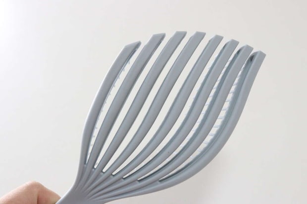 頭皮にフィットするヘアブラシ　形状