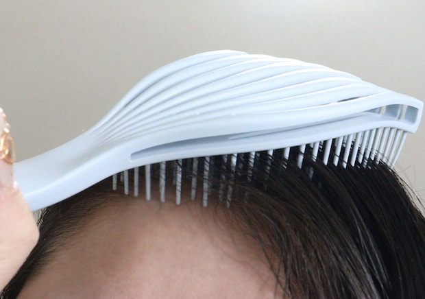 頭皮にフィットするヘアブラシ　フィット