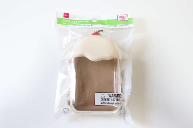 ダイソーのケースキーホルダー フロート 茶 モカ 赤のパッケージ
