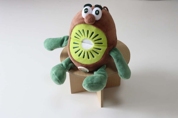 セリアのディスプレイラックにぬいぐるみを飾った様子