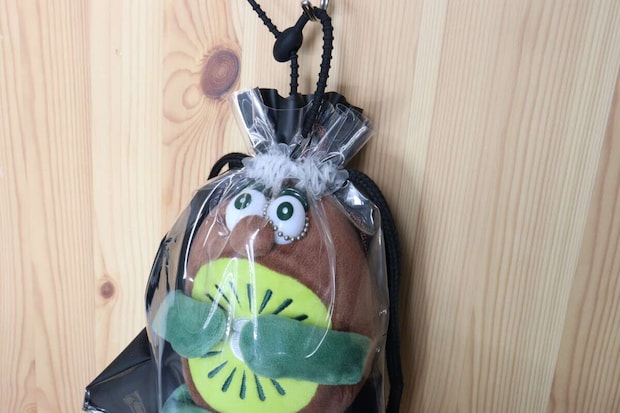 セリアのぬいぐるみ巾着バッグは付属のシリコーンバンドで吊り下げられる