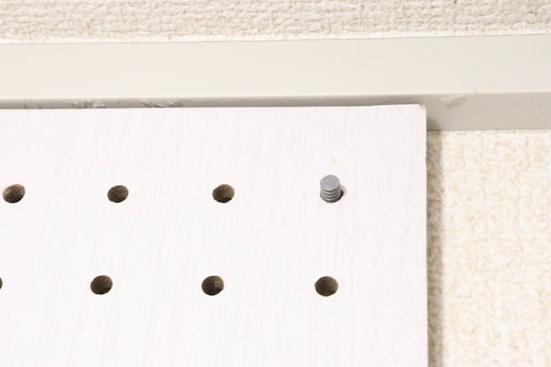 ダイソーの壁面に取り付けできるネジ型ピンの使い方2