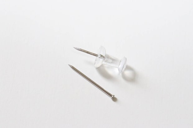 ダイソーの壁面に取り付けできるネジ型ピンと一般的な押しピンの太さを比較