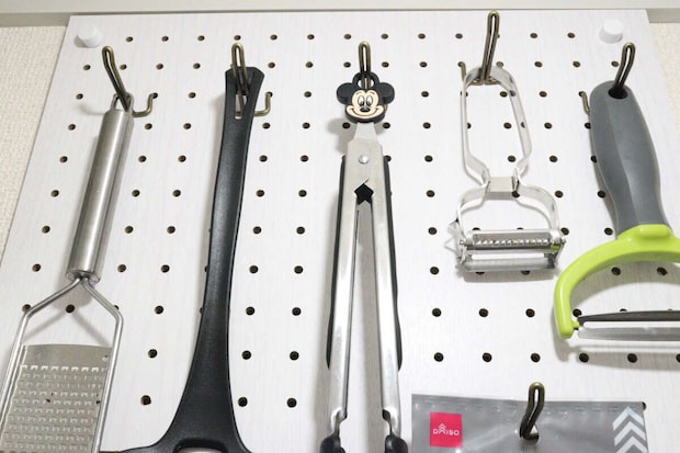 ダイソーの壁面に取り付けできるネジ型ピンを使って有孔ボードにキッチングッズをディスプレイした様子