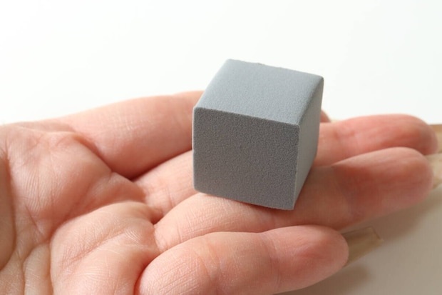 やわらか吸水スポンジ（キューブ形、1個）　サイズ感