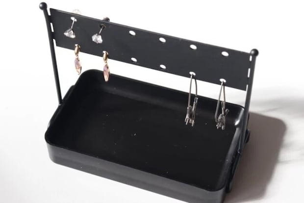 ダイソー　ピアススタンド（小物トレー付、ブラック）　使用例