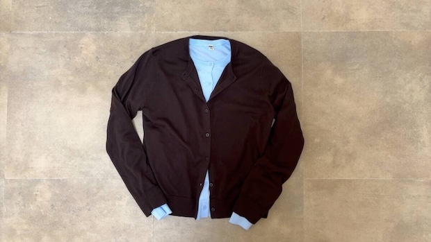 ユニクロUVカットクルーネックカーディガン　DARK BROWNとLIGHT BLUE