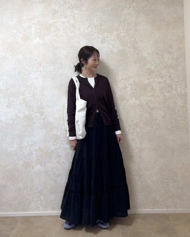 ユニクロUVカットクルーネックカーディガン　ティアードスカートコーデ