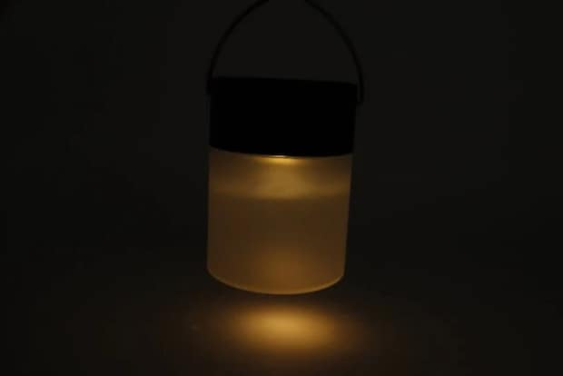 ダイソー　ソーラーライト（吊り下げ型）　使用例　光量