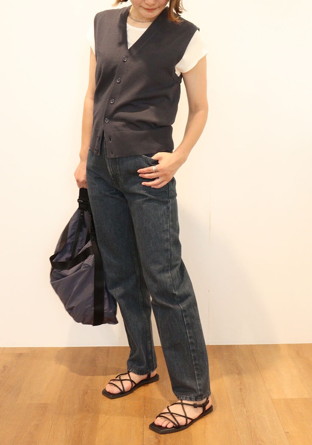 ユニクロユー　ニット　ベスト　コーデ　デニム