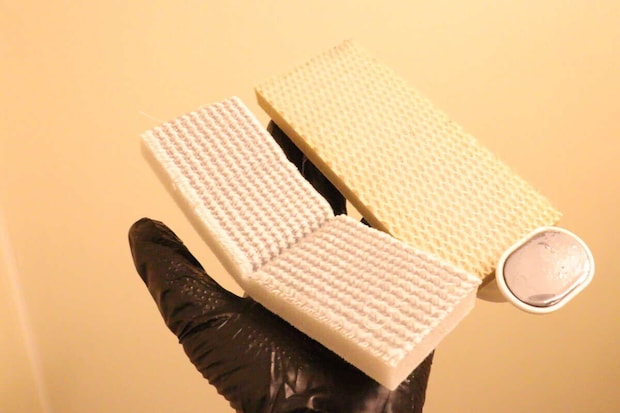 ダイソーの速乾床用ハンディブラシはアズマ工業株式会社のsm＠rtシリーズの浴室床洗いと似ている