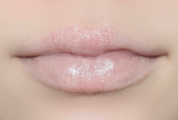 ファンデーションやコンシーラーで唇の血色感を抑える