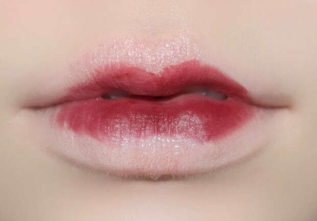 唇の中心にだけマットリップを塗る