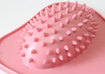 100均で見つけて思わず2度見！「あっ意外と優しいのね…」見た目のインパクトが凄いイボイボ