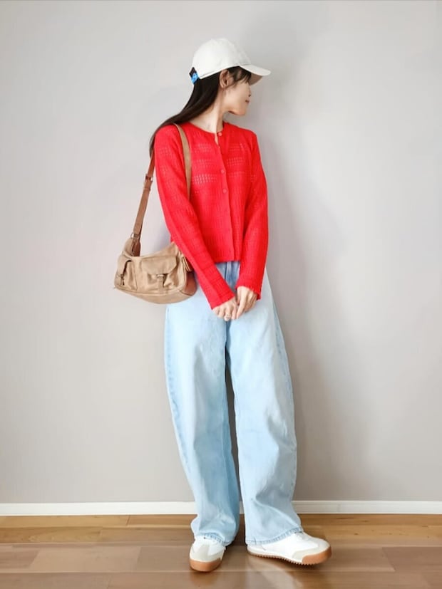 2026春大人女性おすすめワイドデニム赤カーディガンコーデ