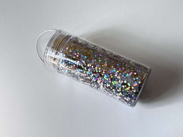 ダイソーのドリンクボトル（ラメ入り）に飲み物を入れる