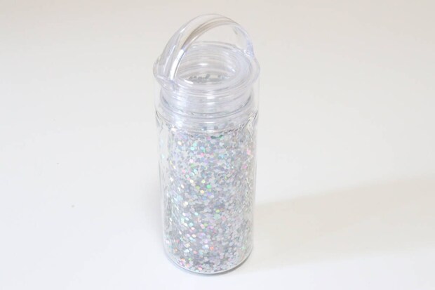 ダイソーのドリンクボトル（ラメ入り）のビジュアル
