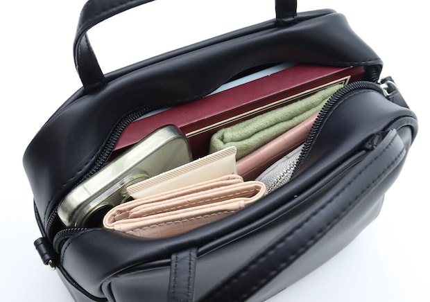 ウィム ガゼットシンセティックレザーハンドバッグ収納力