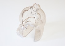 ダイソーにすっごいもの売ってる！売り場で思わず「何だコレ！？」今話題のアレ似のキーホルダー