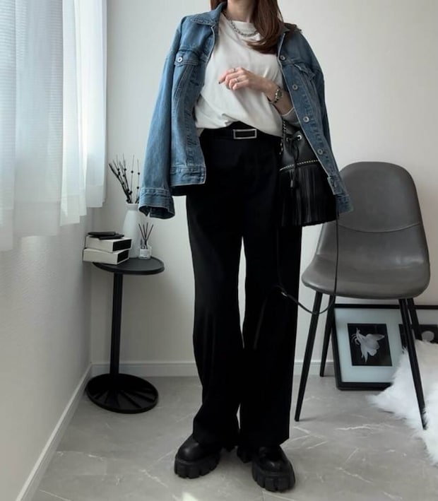 ユニクロ　タックワイドパンツ　デニムジャケット肩がけコーデ