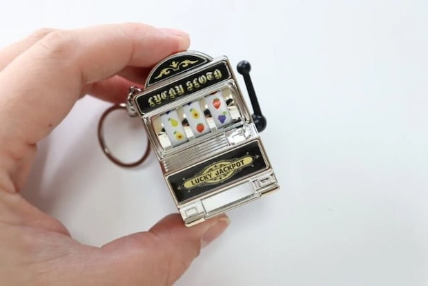ダイソー　キーホルダー（スロットマシン）