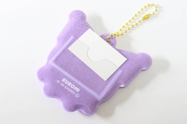 ダイソーの反射キーホルダー クロミの裏面のポケットと取り替え可能な台紙