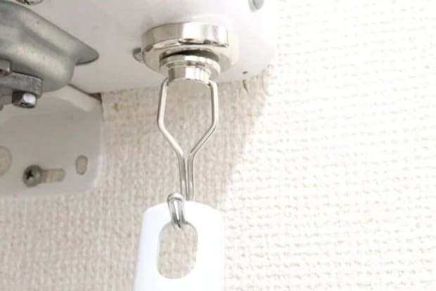 ダイソー　ネオジム磁石スイングフック（32mm）　使用例　下向き