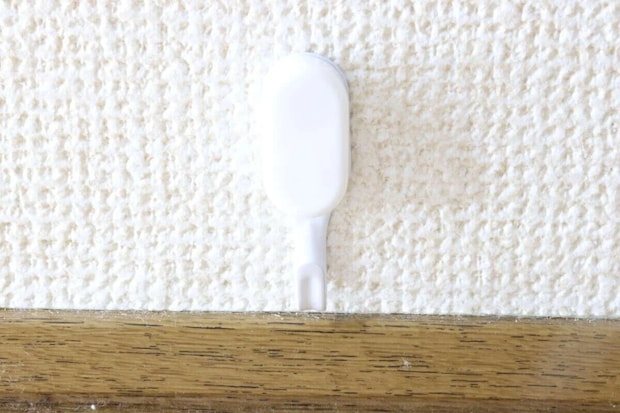 ダイソー　壁面にしっかり固定ピンフック（クロスタイプ、ダブル、ホワイト）　使用例