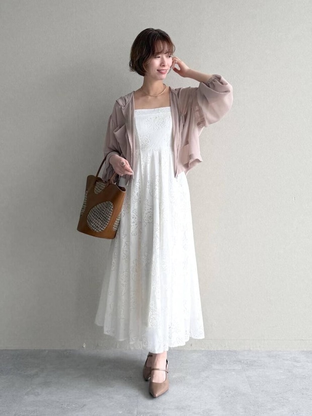 2026春大人女性おすすめシアートップスパーカー白ワンピースコーデ