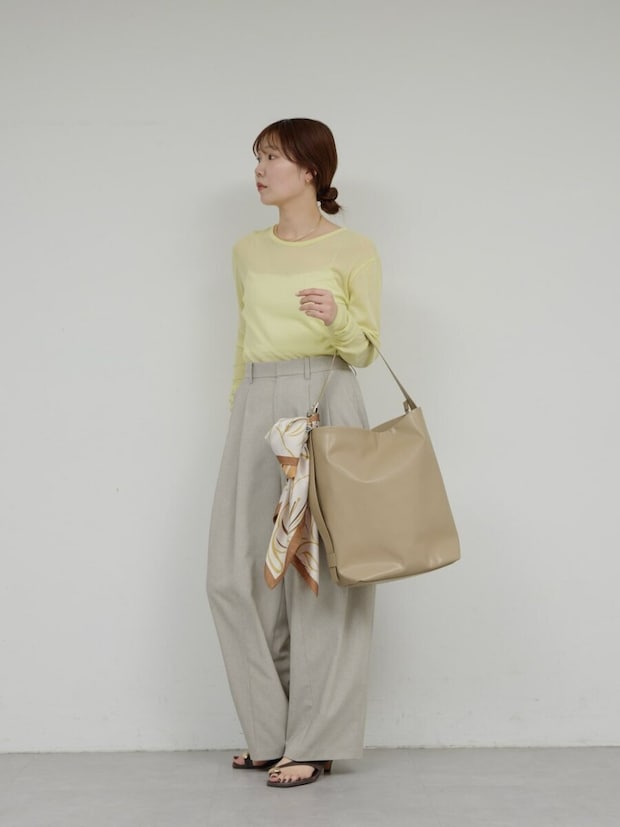 2026春大人女性おすすめシアートップスイエローベージュコーデ