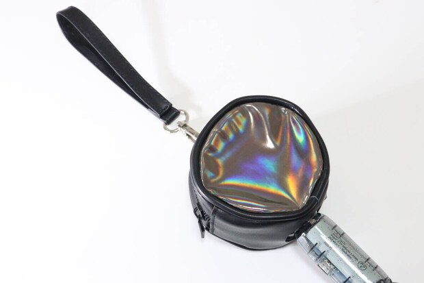 ダイソーの手持ち扇風機カバーをファンに被せた様子