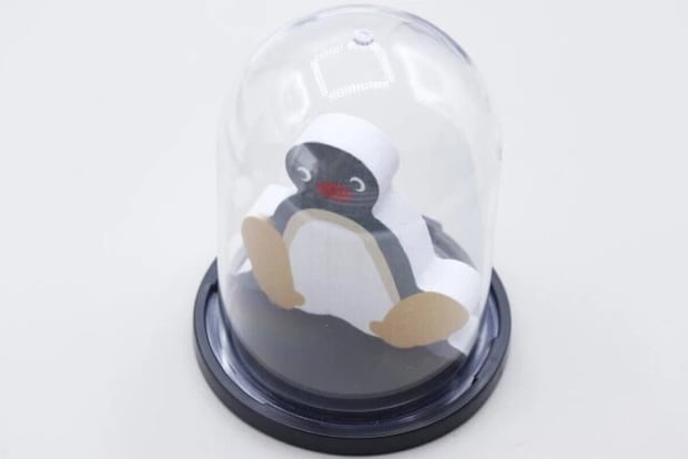 セリアのディスプレイドーム Mにピングーのマスコットを入れて飾る
