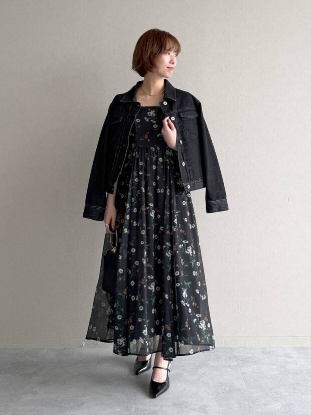 2026春大人女性おすすめ花柄黒ワンピースコーデ