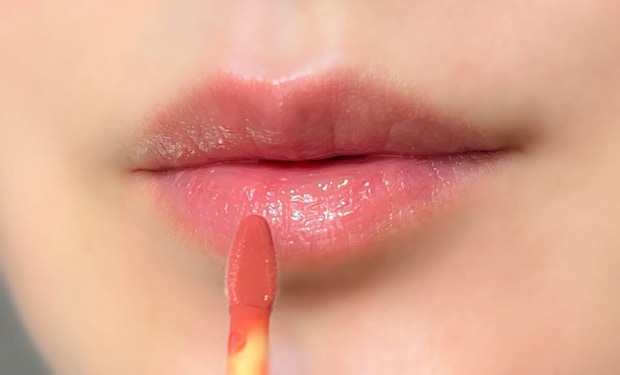 リップはふんわりグラデーションに