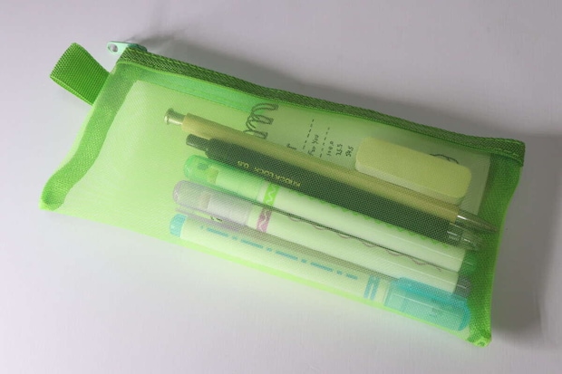 ダイソー メッシュペンケース(NCS、アップルグリーン) ダイソーのメッシュペンケース(NCS、アップルグリーン)の使用例