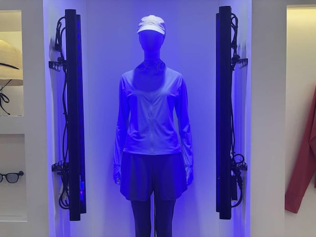 ユニクロ　展示会　紫外線　実験