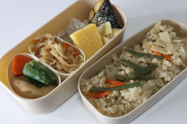 セリア 洗いやすいシリコンおかずカップ 大2個入 洗いやすいシリコンおかずカップ 小3個入 セリアの洗いやすいシリコンおかずカップ 大2個入と洗いやすいシリコンおかずカップ 小3個入の使用例