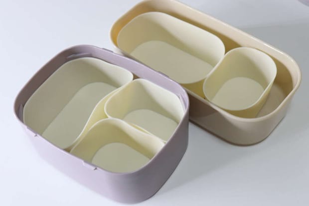 セリア 洗いやすいシリコンおかずカップ 大2個入 洗いやすいシリコンおかずカップ 小3個入 セリアの洗いやすいシリコンおかずカップ 大2個入と洗いやすいシリコンおかずカップ 小3個入をお弁当箱に詰める
