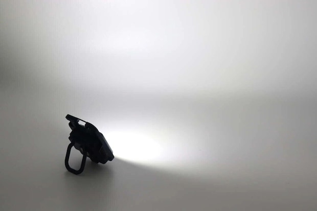 ダイソー　充電式COBライト　ブルー　光量